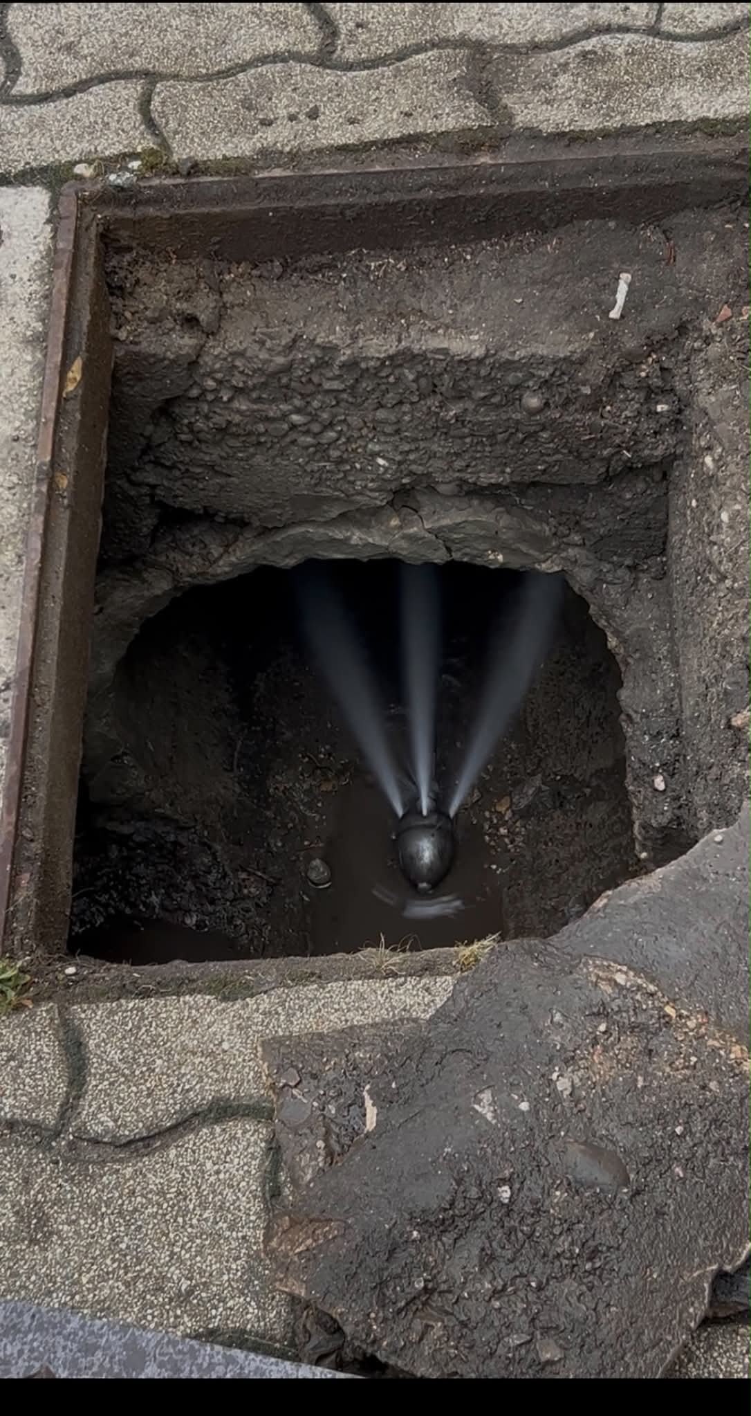 Nagynyomású aknatisztítás munka közben